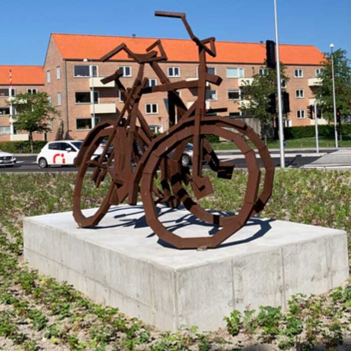 Nyplantet staudebed omgiver kunstværket de rustne cykler af Kaj Rugholm på Sundvej i Horsens